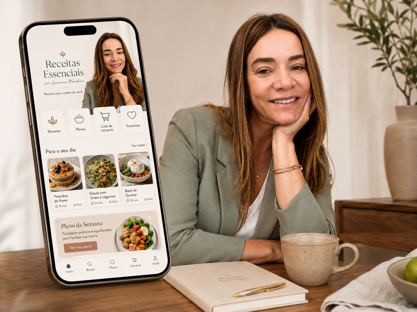 Luciana ao lado do aplicativo Receitas Essenciais em um celular